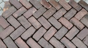 oud gebakken keiformaat rood paars op pallet 