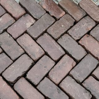 oud gebakken keiformaat rood paars op pallet