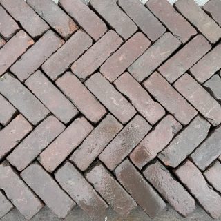 Oude gebakken dikformaten rood paars op pallet