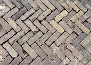oude gebakken dikformaten genuanceerd op pallet 