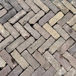 oude gebakken dikformaten genuanceerd op pallet
