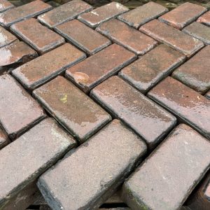 Gebakken keiformaat 20x10x9 cm rood paars op pallet KK027