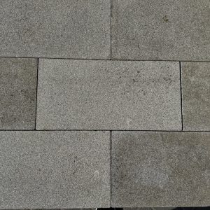 Gebruikte betontegel 60x30x8 cm dik met uitgewassen deklaag (BT03)