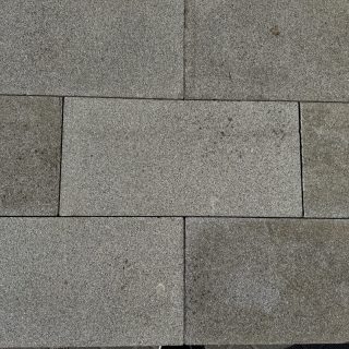 Gebruikte betontegel 60x30x8 cm dik met uitgewassen deklaag (BT03)