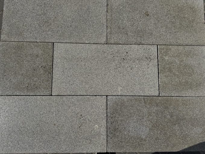 Gebruikte betontegel 60x30x8 cm dik met uitgewassen deklaag (BT03)