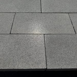 Gebruikte betontegel 60x30x8 cm dik met uitgewassen deklaag (BT03)