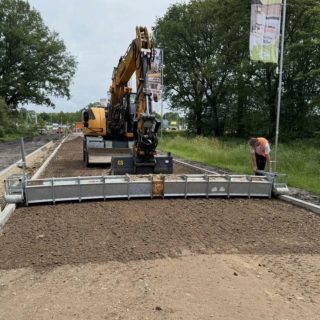 robuuste afrijbalk van 6 meter 50 cm hoog breed,