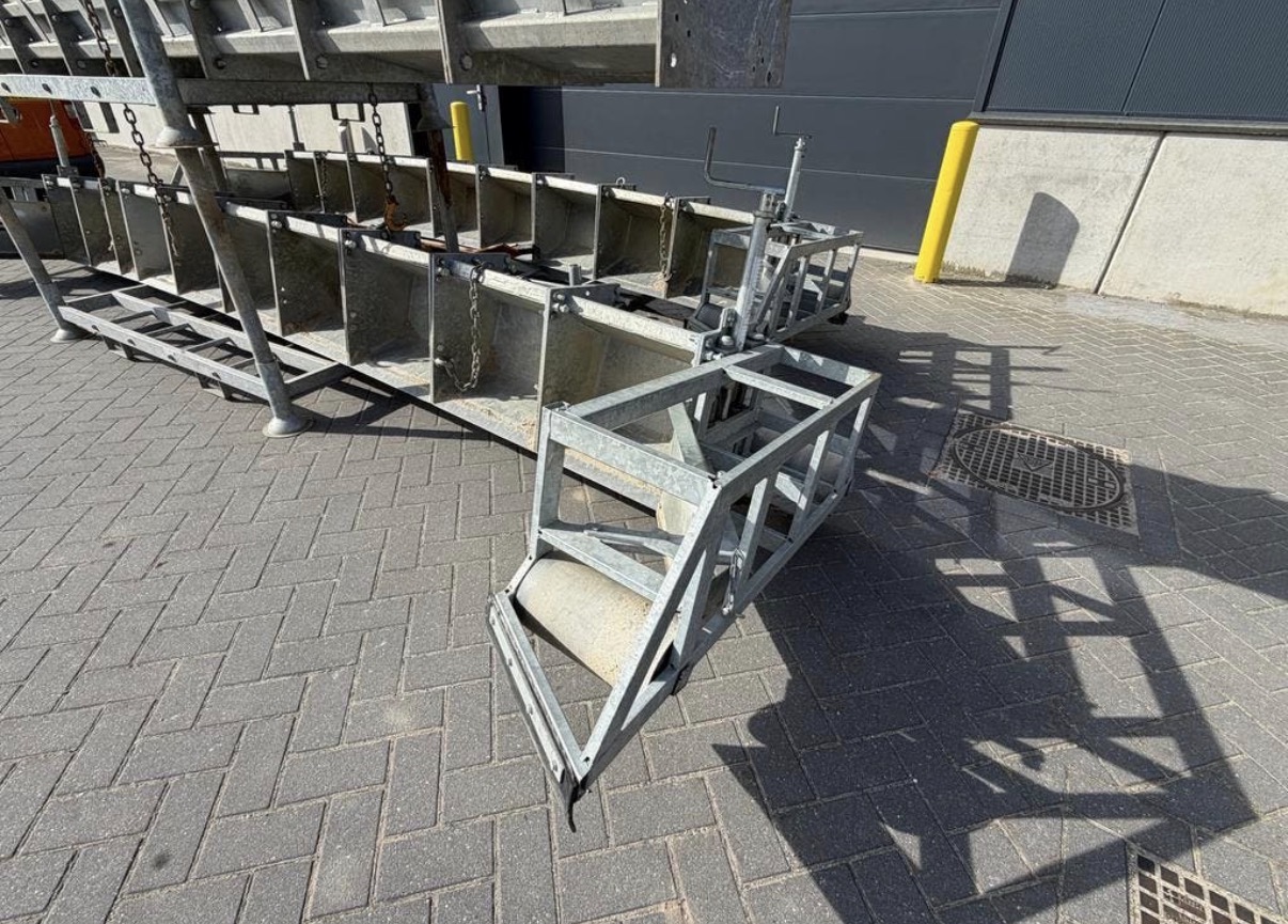 robuuste afrijbalk van 6 meter 50 cm hoog breed,